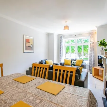 89 - Spacious Townhouse By Shortstays *