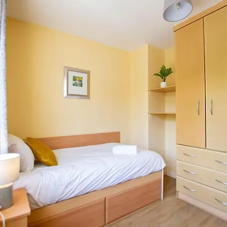 Vakantiehuis 89 - Spacious Townhouse By Shortstays *