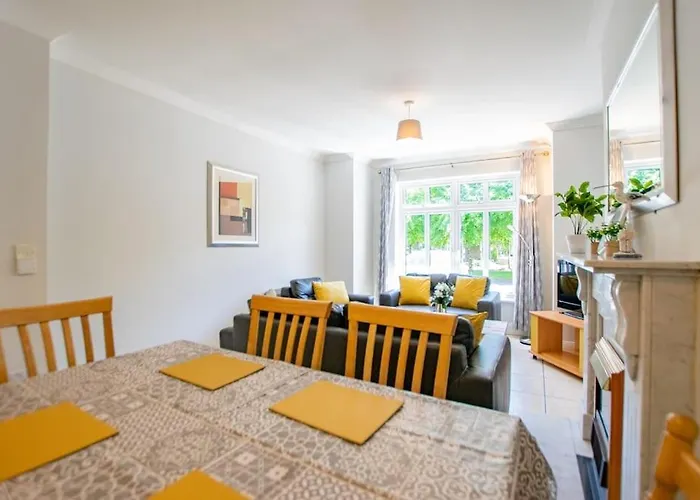 89 - Spacious Townhouse By Shortstays *